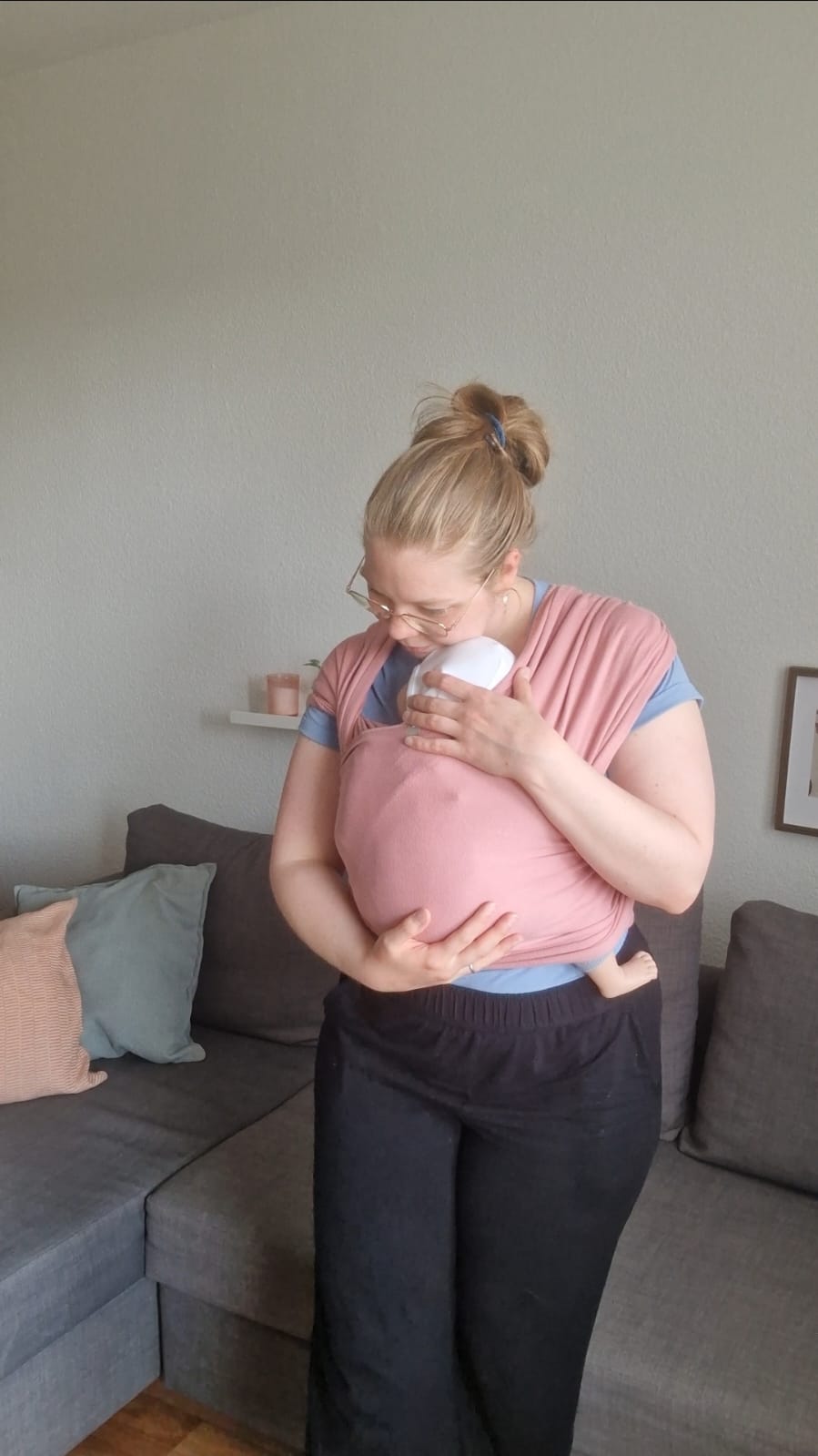 Nicole Möbius hält Baby eng an sich